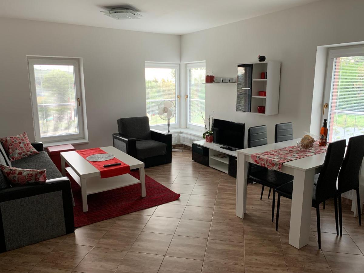 Apartmany Na Rozcesti Lomnice nad Popelkou Bagian luar foto